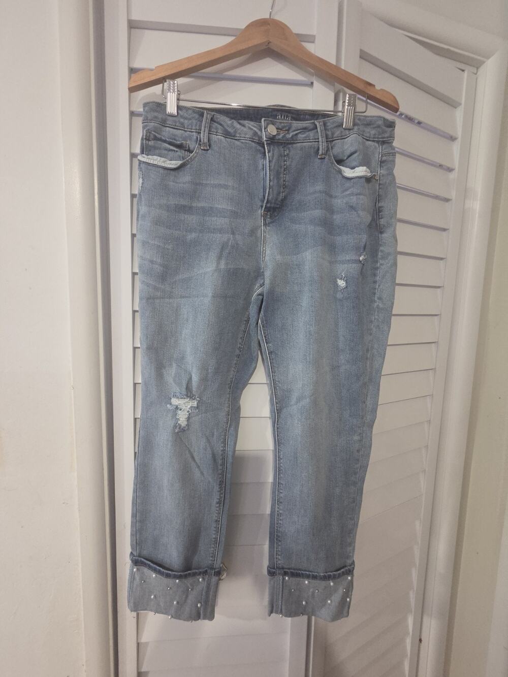 a.n.a Women's Skinny Ankle Jeans Light Wash Blue Denim Distressed Pearl Cuffs